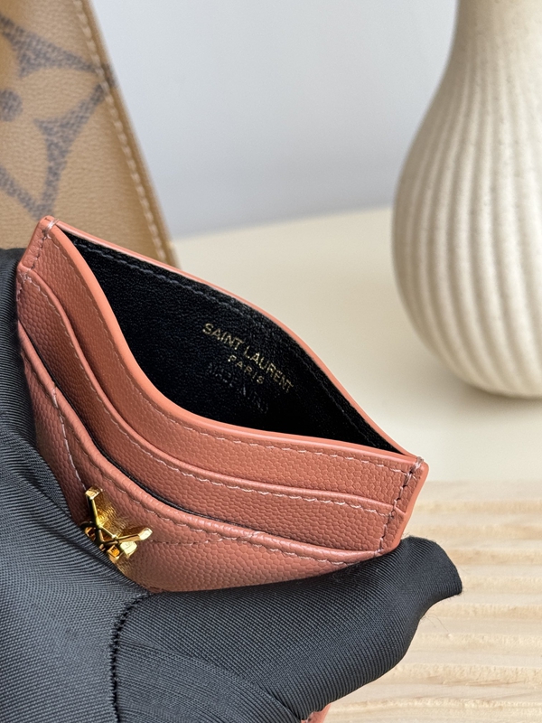 イヴサンローラン財布着用イメージ